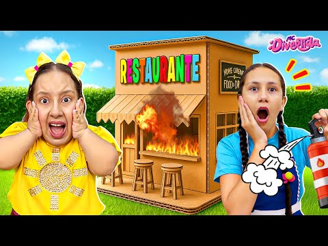 Maria Clara em Histórias Engraçadas com brincadeiras de Papelão | CARDBOARDS TOYS