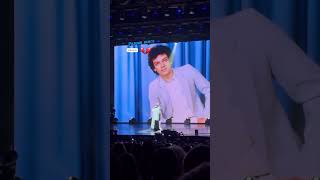 Филипп Киркоров почтил память родителей на своем концерте в БКЗ «Октябрьский»