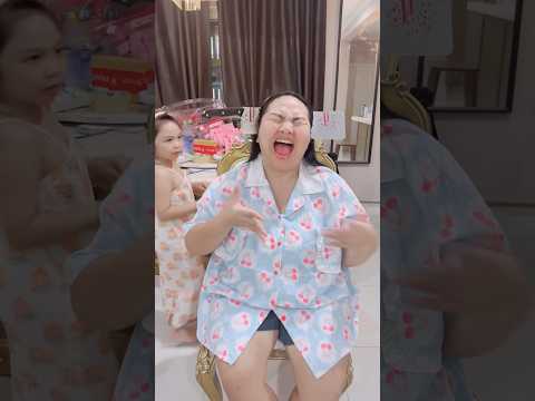 Kid helps mom 👩🏻