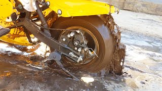 Es kann doch nicht sein, dass Papa mit dem Motorrad fährt und im Schlamm stecken bleibt!!!