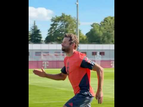 Thomas Müller and Aleksandar Pavlović doing sprints exercises at Bayern's training ground