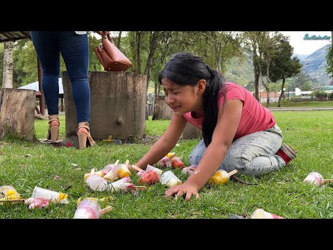 Esta mujєr Pisøteo los helados de una niñα, sin saber que solo quiere salvαr su vida