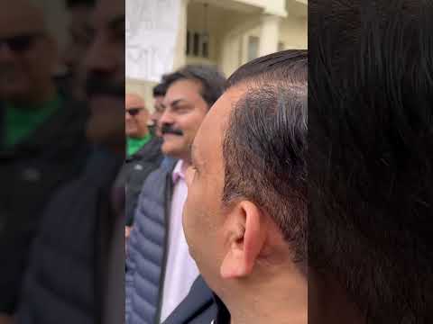 PTI & PMLN workers confront each other during Nawaz Sharif exit