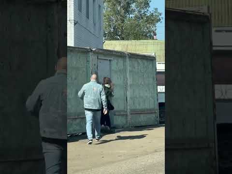 Стоял на жд переезде и увидел эту девочку.