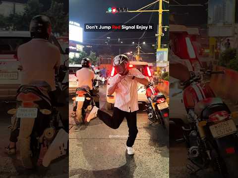 #GulabiSadi ( गुलाबी साडी ) | Subodh Londhe Helmet Guy | Traffic Dance | Viral Marathi Song