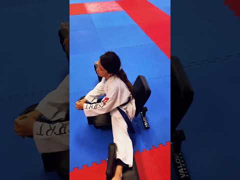 Tekvando bacak açma makinesiyle 360 derece bacağını açtıran kız..😱