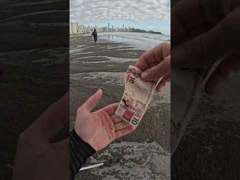 Não tive coragem de ver oq tinha dentro🤮