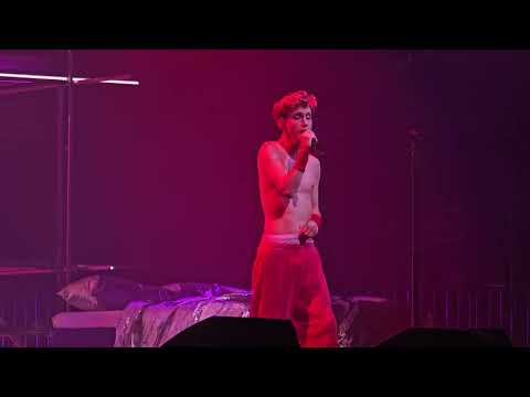 Troye Sivan - 'supernatural (with Ariana Grande)' Live (Something to Give Each Other Tour, Glasgow)