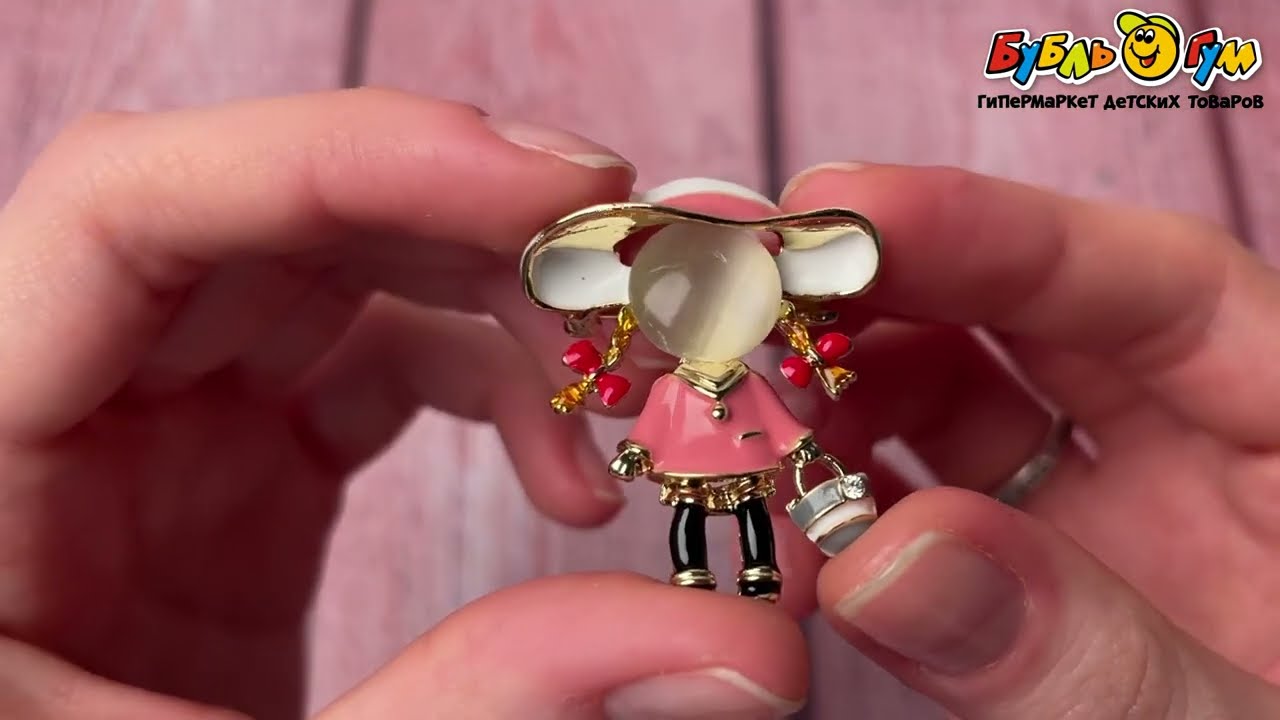 Брошь Девочка в шляпе с розовым нарядом в золоте - видео