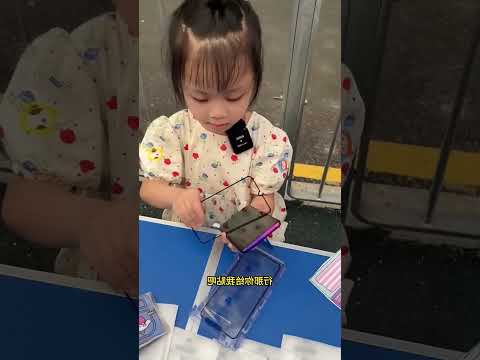 Así se pone una funda con la ayuda de una niña