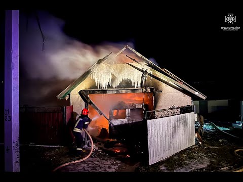 Рятувальники ліквідували масштабну пожежу на території приватного домоволодіння