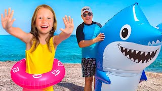 ¡Un tiburón gigante en la playa! Nastya se asusta pero es solo un juego