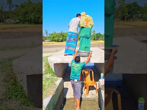 পিছন থেকে ছেলেটা চেয়ারটি সরিয়ে নিল