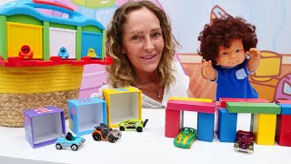 Nicole und Max bauen Garagen für die Spielzeugautos - Video für Kinder