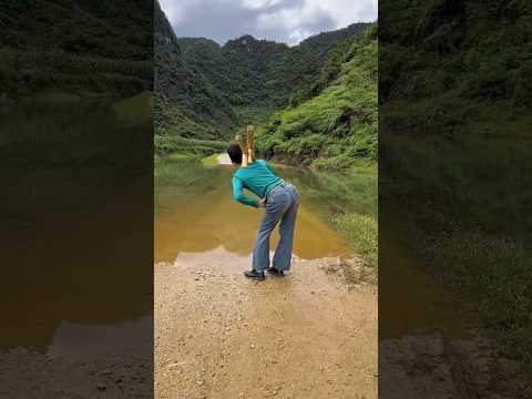 Crossing the Flooded Road – Unbelievable Balance 😱