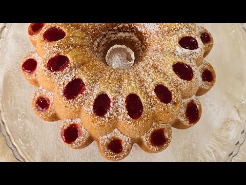 BOLO DE IOGURTE COM COBERTURA DE FRUTAS VERMELHAS