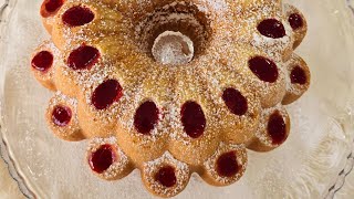 BOLO DE IOGURTE COM COBERTURA DE FRUTAS VERMELHAS