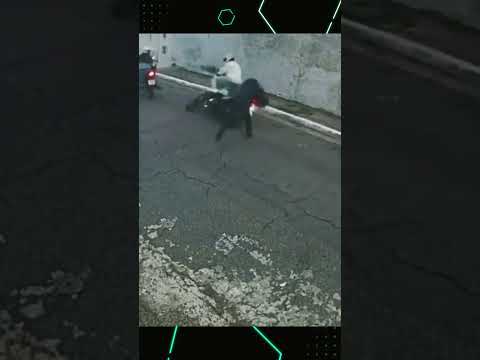 Aksi begal motor gagal terekam cctv kamera 😲