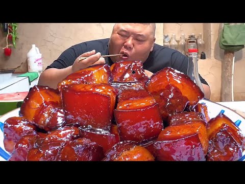 猴哥弄20斤的大块五花肉，用砂锅炖一个半小时，软烂入味太下饭！【胖猴仔】
