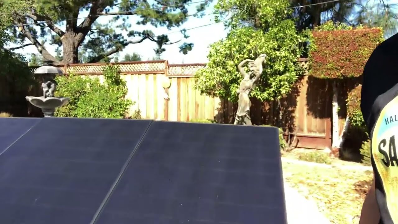 DIY Solar Panel Raft from Reclaimed Wood Pallets ￼