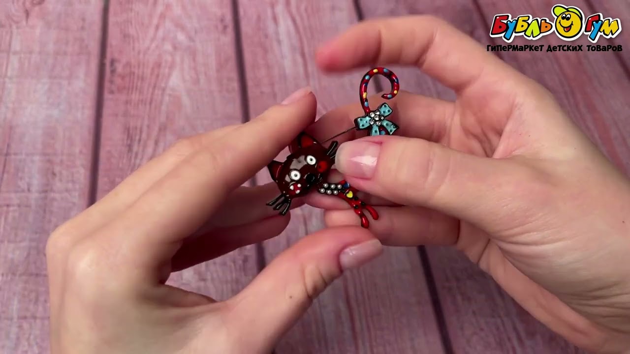 Брошь Lilly&Mia Кот в сердечках пестрый - видео