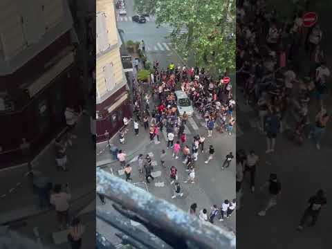 🔴 Une voiture piétinée par des émeutiers proche du palais Galliera à Paris