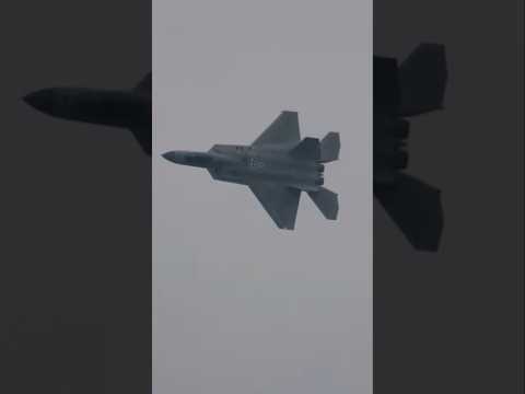 この角度で見るとF-22というよりF-35にも似てるKF-21