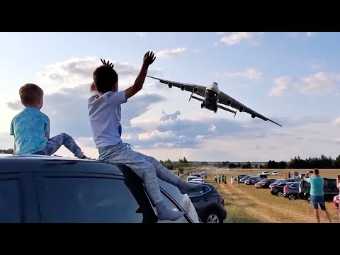 Giant Antonov Flies Low Final Turn