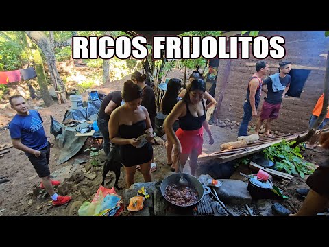 Las chicas preparan unos ricos frijoles en este convivio.