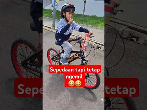 Sepedaan tapi tetap ngemil😂#shorts#shortvideo#ahsan#sepeda