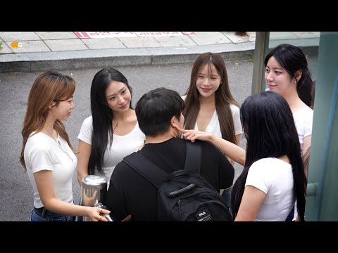 미녀들이 말없이 쳐다봤을 때 남자의 반응