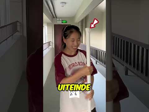 Mädchen versucht feststeckendes Handy zu holen 🤯