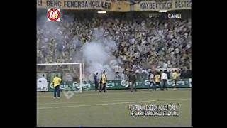 Fenerbahçeli Taraftarlar Sezon Açılışında Emniyet Güçleriyle Kavga Ediyor (02.08.2002)