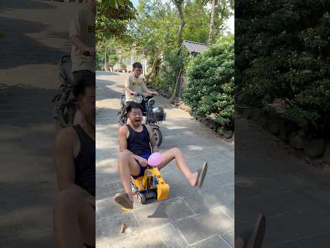 Chồng khờ đang chơi máy xúc thấy con trai đi chơi qua liền chạy theo đòi đi cùng