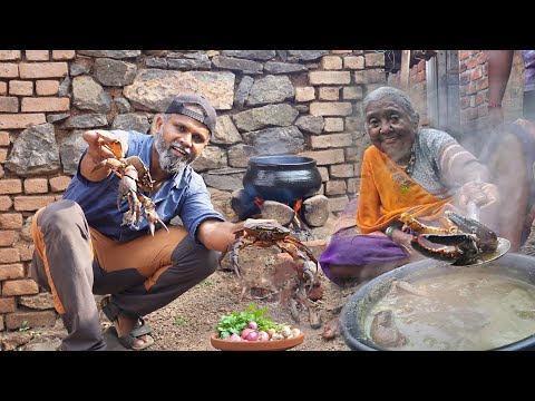 या जेवायला,आज्जीच्या  हाताचं आदिवासी पद्धतीचं गावरान खेकड्याचे कालवण... 😋😋