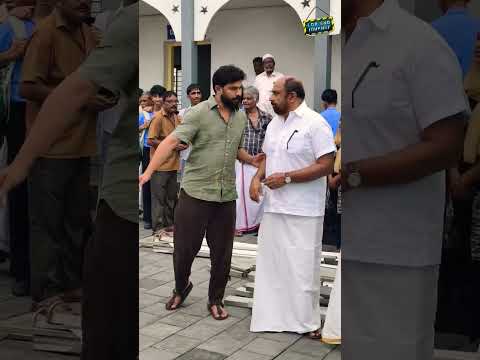ഉറ്റ സുഹൃത്ത് കലാഭവൻ നവാസികയെ കണ്ട് തിരികെ മടങ്ങാൻ നേരം സിദ്ധിക്കയോട് പറഞ്ഞിട്ട് പോകുന്ന ഷറഫുദ്ദീൻ.