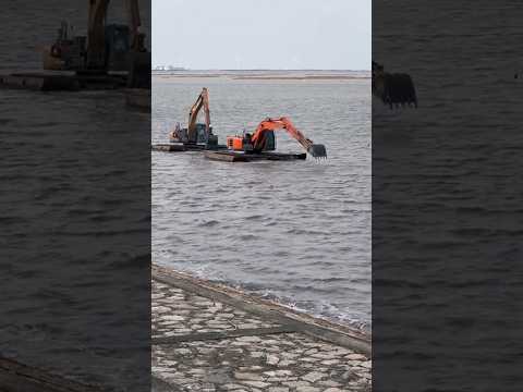 CARA EXCAVATOR BERJALAN DI ATAS AIR