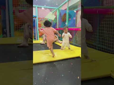 15个月了突然会走了,几天前还要两只手拉着才能走呢,今天太给妈妈惊喜了,都说宝宝会走配这个音乐,果然催泪,我的宝贝长大了#人类幼崽成长记 #蹒跚学步 #跌跌撞撞奔向你