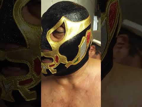 Canek encara al Dr. Wagner Jr en plena entrevista en la Arena López Mateos