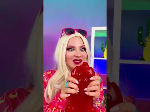 Barbie hat versucht, den größten Gummibär aller Zeiten zu essen! 🐻