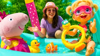 Peppa y Alive están intentando sacar un juguete de la piscina
