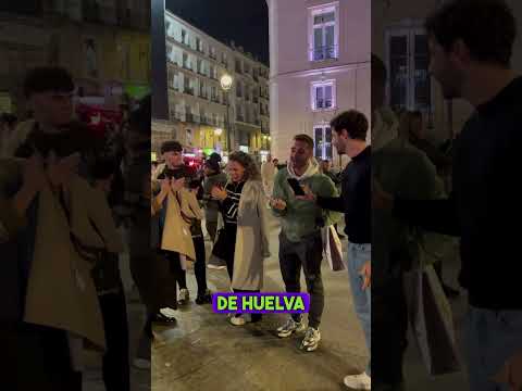 Andaluces... Sigue la canción, pero canta De Huelva es la Luna blanca porque quiere