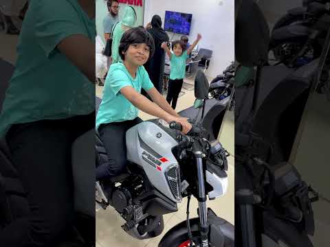 বাবার বাইক কিনতে এসে ভয় পেয়েছে