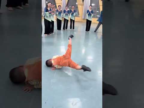 The boy jumps so calmly #dance #hiphop #cute