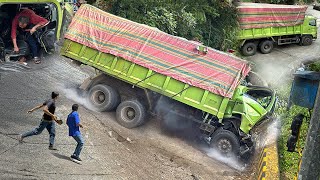MERINDING !!! DETIK-DETIK TRUK BERGUNCANG HEBAT, Truk Rem Blong Hantam Pembatas Jalan Sitinjau Lauik