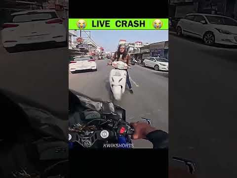 Live Crash Hogaya😭🥵 #kwikshirts #livecrash #shortsfeed #biker #rider #roadcrash