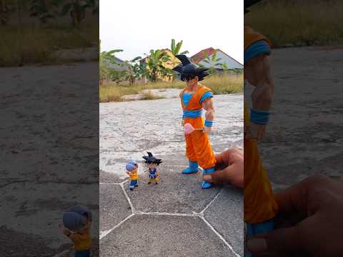 Goku makes little trunks cry #dragonball #goku #actionfigures #shorts