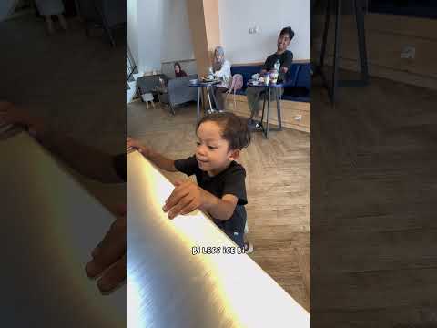 SHAQUILLE PESEN KOPI DI CAFE
