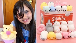 Testando um Squishy, brinquedo de espremer ou esmagar #squishy #squishmallows #squish 