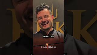 Jaké to je na sobě mít černý rondon a věří si Roman na vítězství? 🤗🔥Fandíte mu? #hellskitchencesko